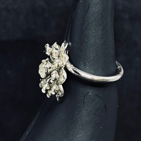 Sarah Coventry Silver Tone And Rhinestone Flower Ring (R324) - Picture 4 of 5